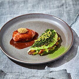 Varkenswang met groene kool, zwarte knoflook en Westmoreland saus Varkenswang met groene kool, zwarte knoflook en Westmoreland saus